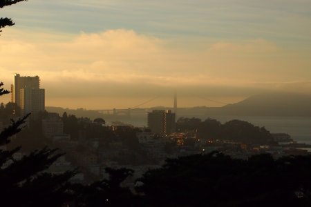 De Golden Gate brug in een wolk